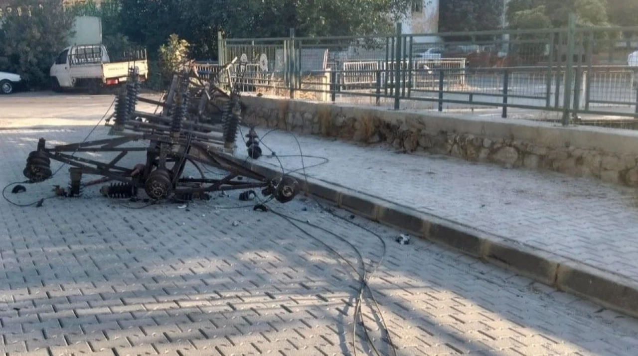 Milas’ta Kömür Kamyonu Elektrik Direğini Devrip Kaçtı: Facia Son Anda Önlendi