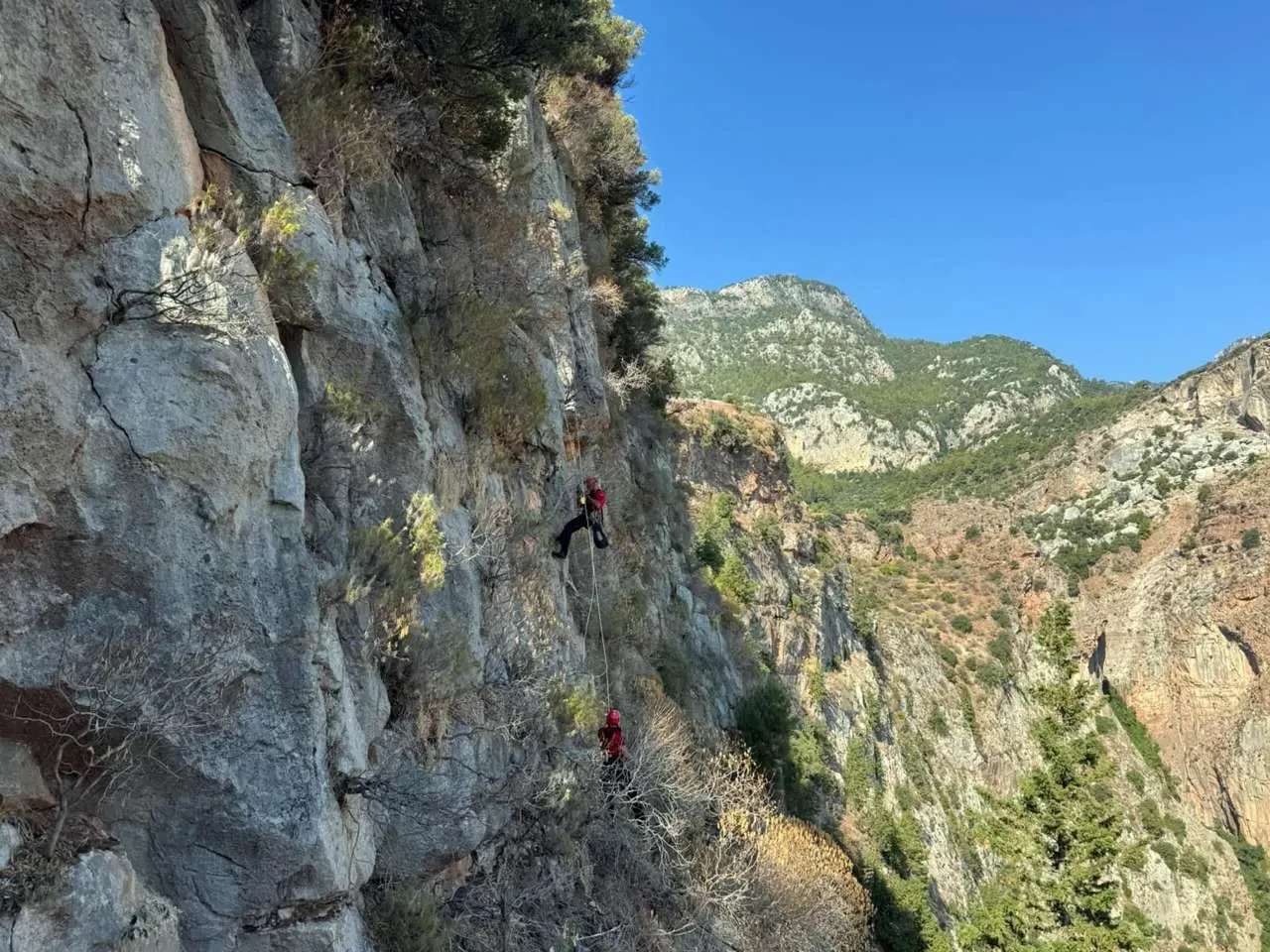 Fethiye’de Kayalıklarda Mahsur Kalan Alman Turist JAK Ekibi Tarafından Kurtarıldı
