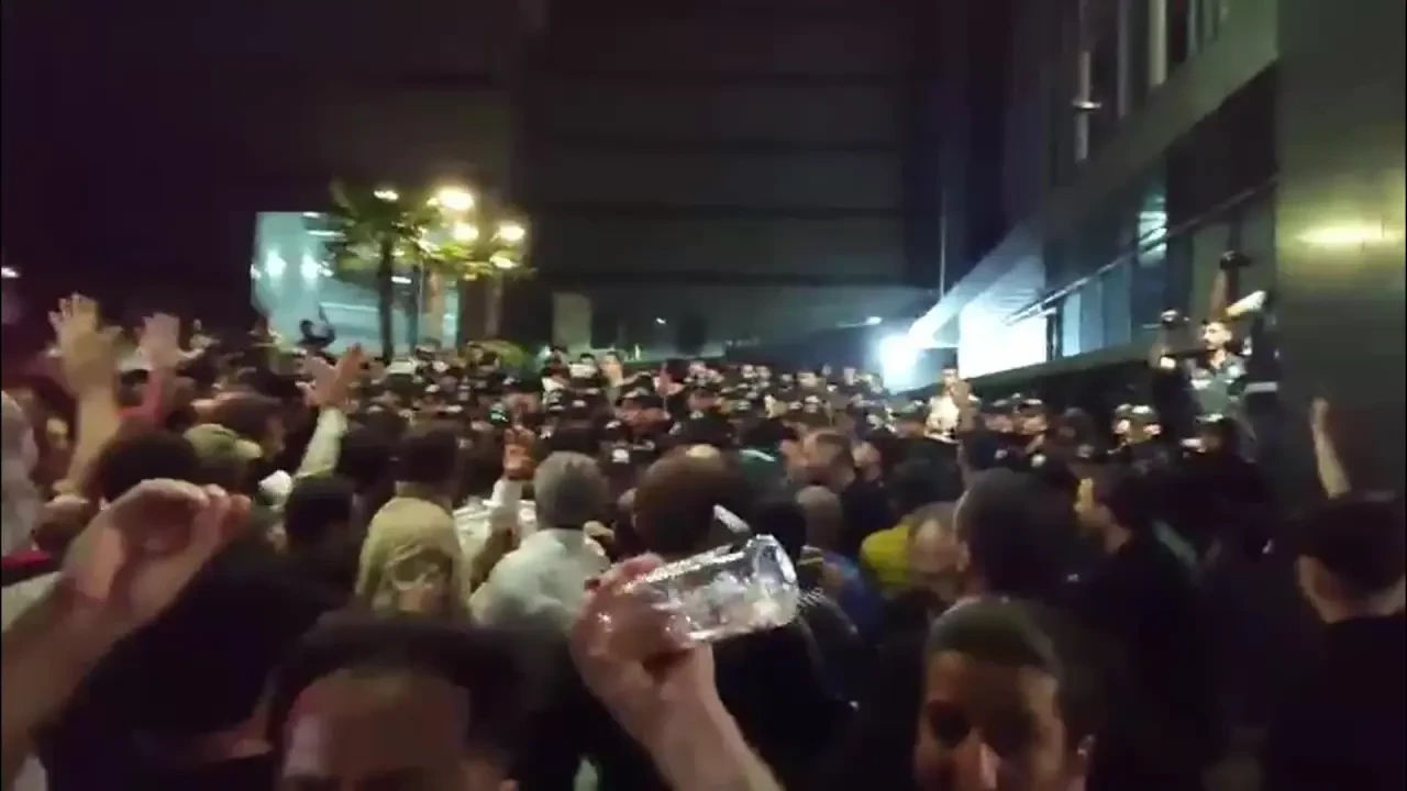 CHP İstanbul İl Başkanlığı Polis Ablukasında: Kayyum Gerginliği Saraçhane Canlı Yayın
