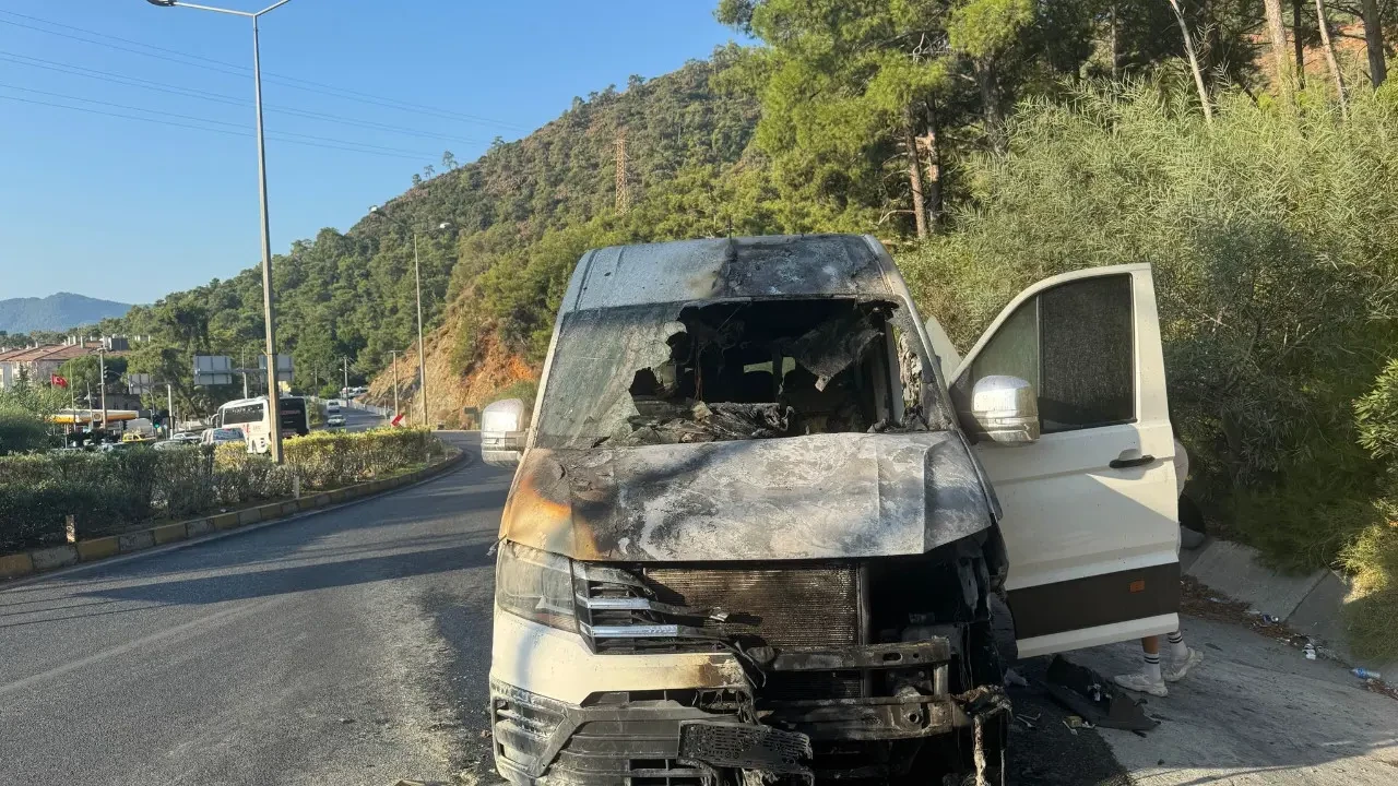 Marmaris’te Turistleri Taşıyan Minibüs Alev Aldı: Şoförün Soğukkanlılığı Facia Önledi