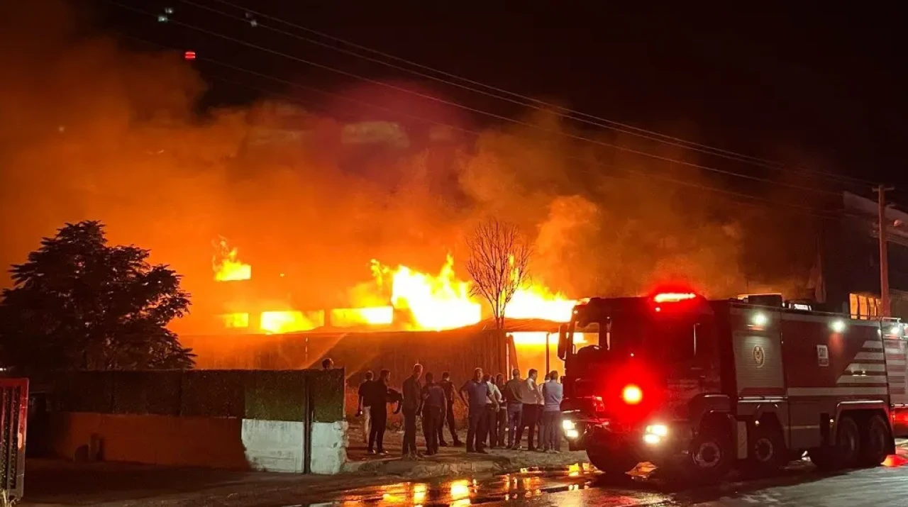 İzmir Gaziemir’de Mobilya Fabrikasında Yangın: 2.5 Saatte Kontrol Altına Alındı, Büyük Hasar Oluştu