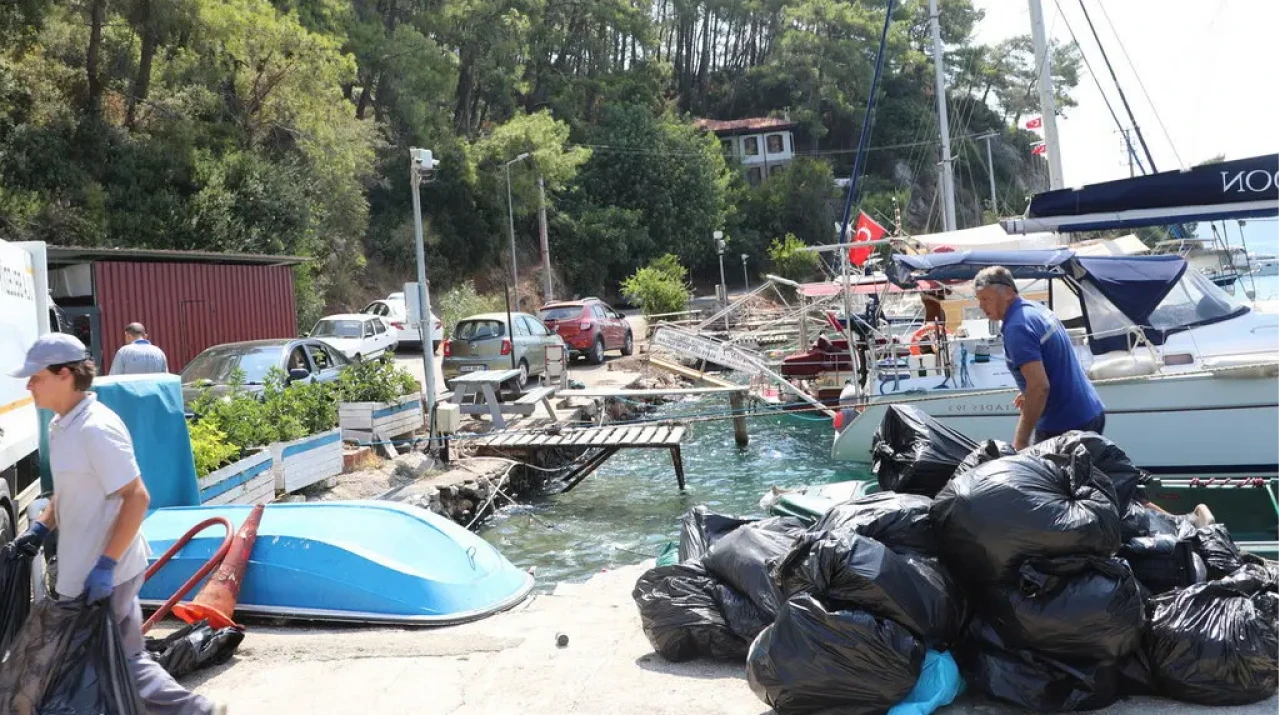Muğla Büyükşehir’den Deniz Yoluyla Koy Temizliği: 31 Bin Kilogram Atık Toplandı
