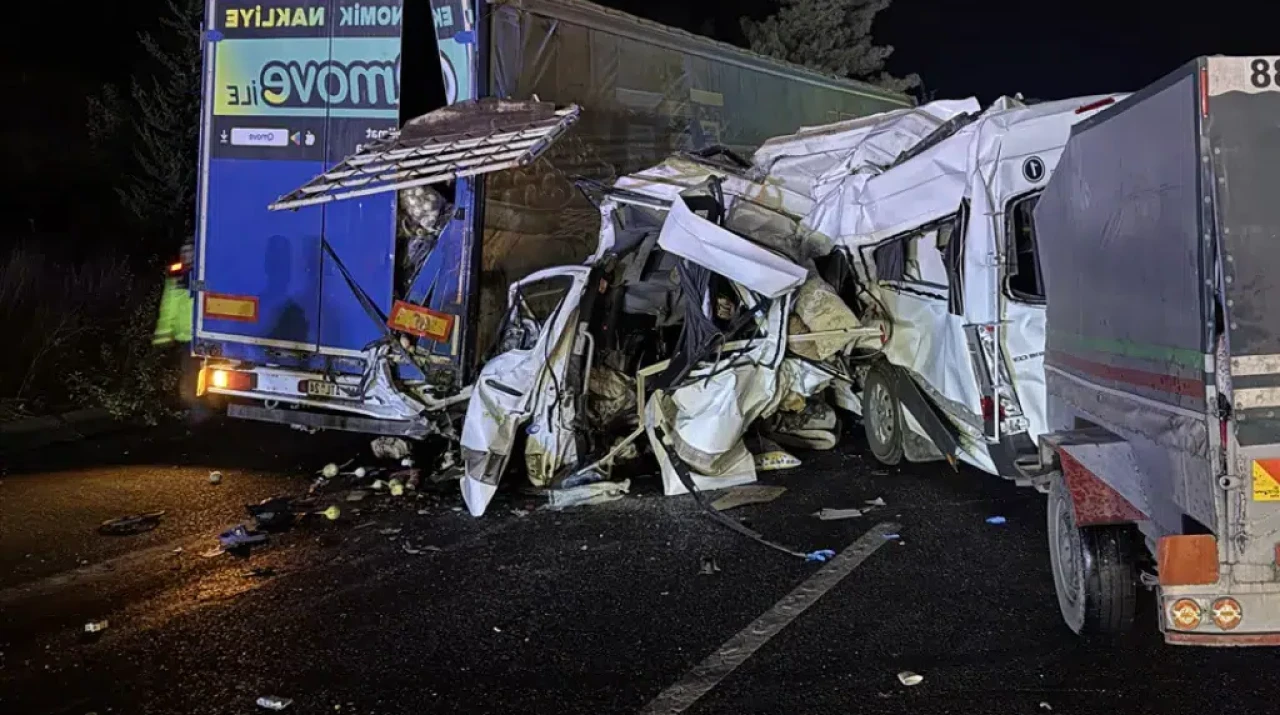 Mersin Tarsus’ta Tarım İşçilerini Taşıyan Minibüs Tıra Çarptı: 3 Ölü, 16 Yaralı