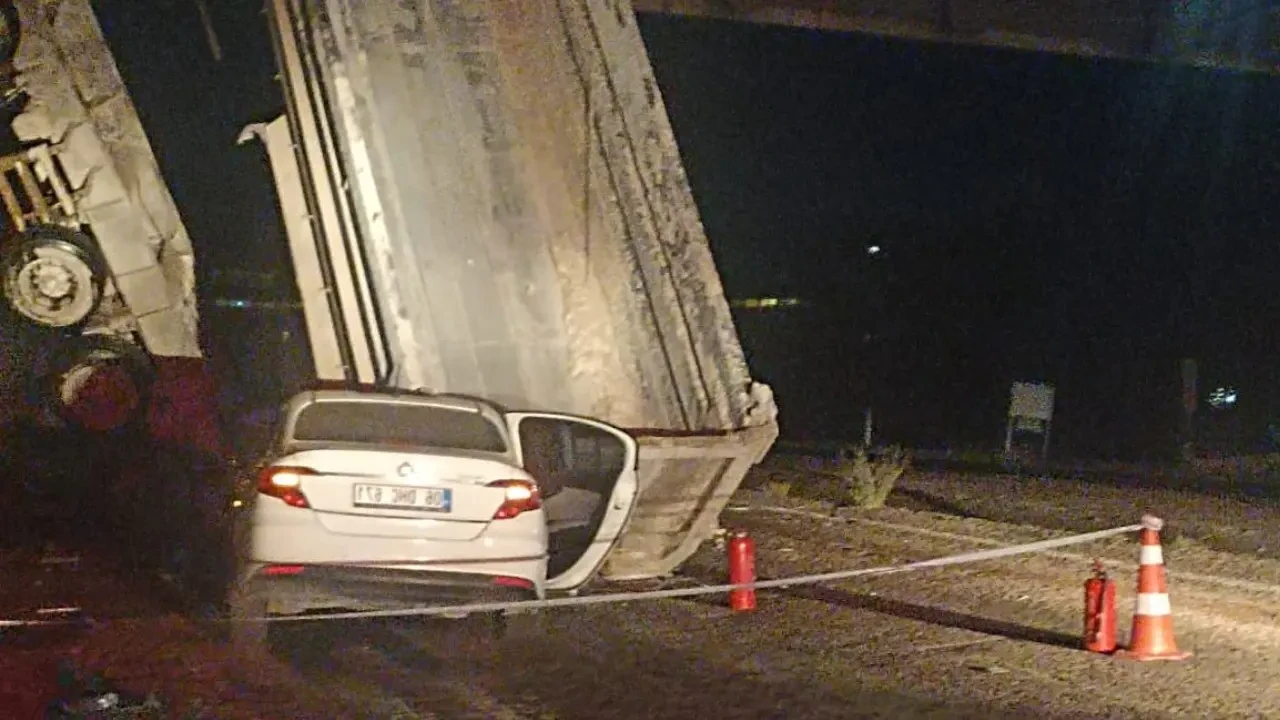 Ankara Nallıhan'da Trafik Kazası: Kamyon Kömür Bandına Çarptı, Ölü ve Yaralılar var.