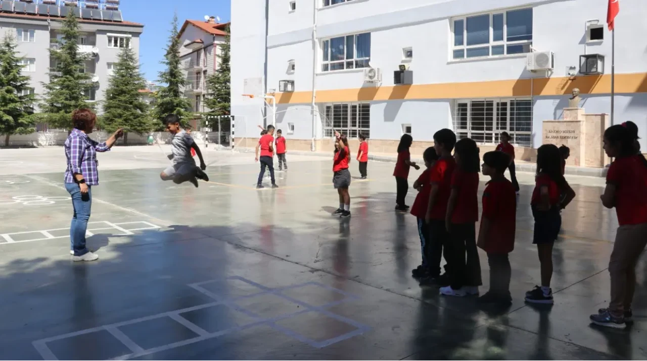 Okullar Saat Kaçta Açılıyor ve Kapanıyor? 2025 İlk Gün Uygulaması Belli Oldu
