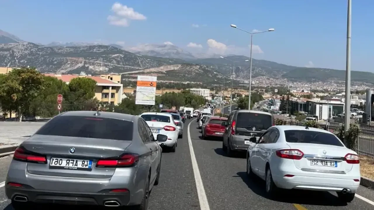 Muğla Menteşe’de Cuma Trafiği Kilitlendi: Ana Arterlerde Yoğunluk, Sürücüler Zorlandı