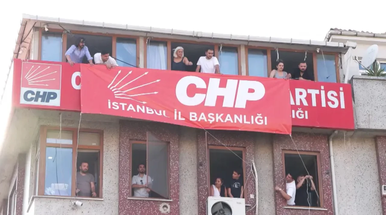 CHP’den İstanbul Kararı Sonrası İlk Hamle: Bahçelievler Binasına “İstanbul İl Başkanlığı” Pankartı Asıldı