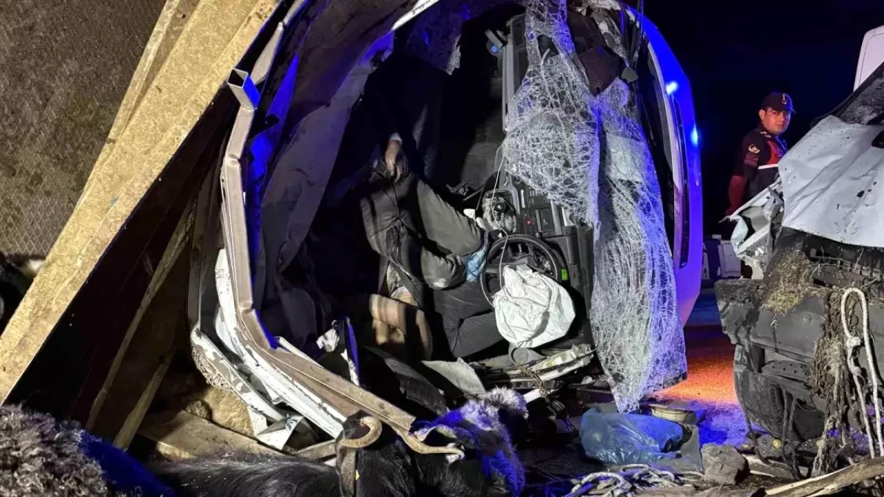 Diyarbakır Sur’da Feci Kaza: İki Kamyonet Çarpıştı, 2 Kişi Hayatını Kaybetti