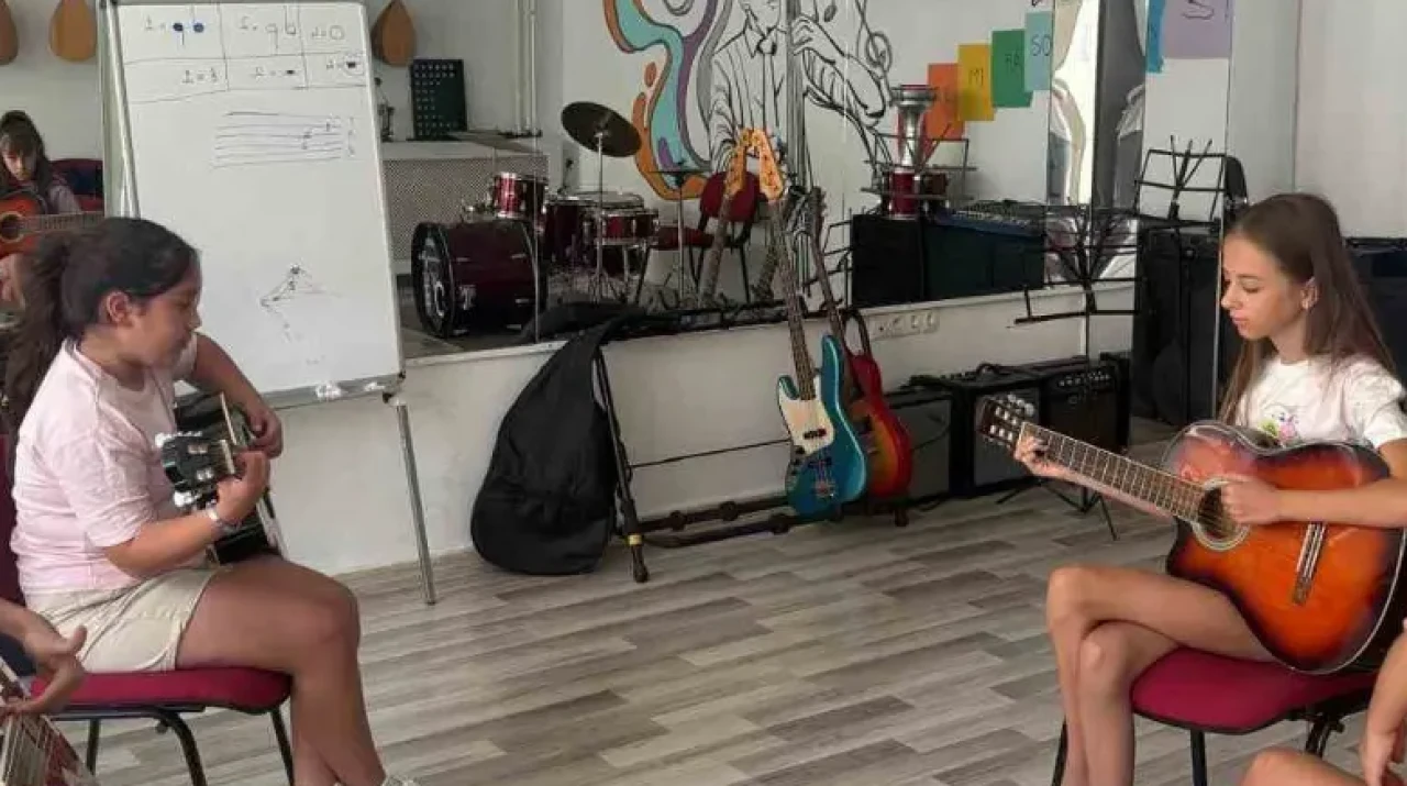 Muğla’da Çocuklara Ücretsiz Gitar Eğitimi Başladı