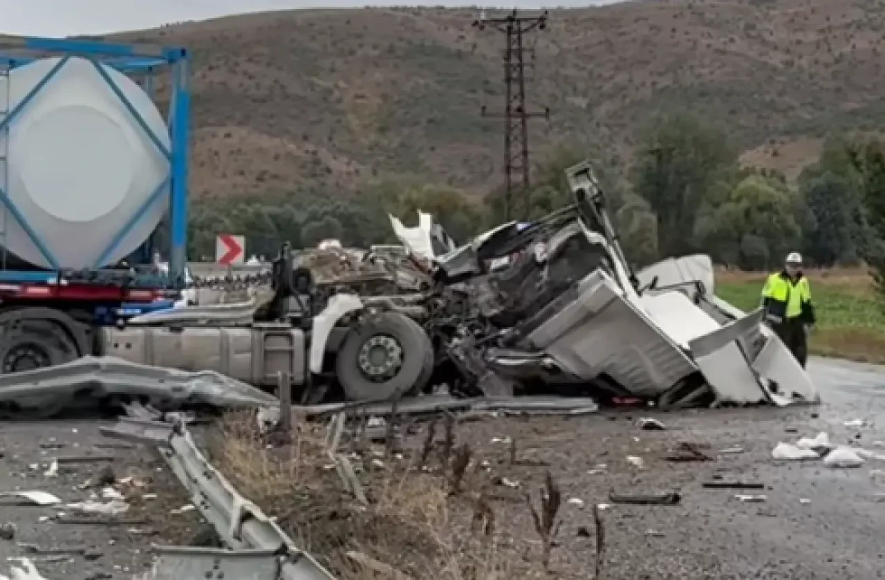 Sivas’ta Yolcu Otobüsü ile Tır Çarpıştı: 3’ü Ağır 23 Yaralı