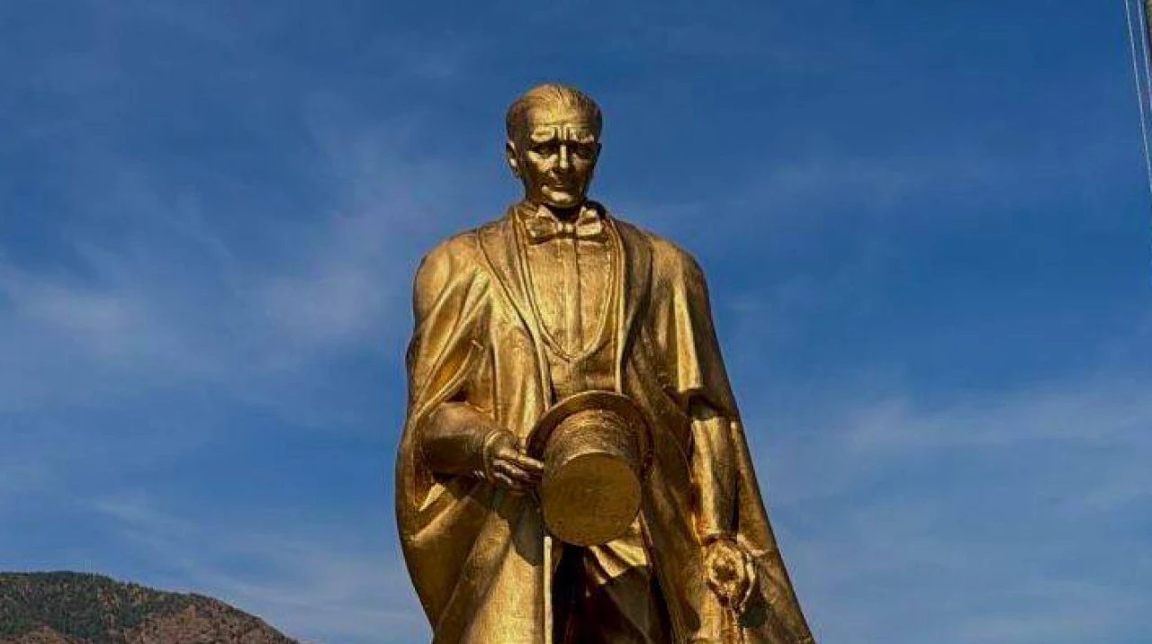 Köyceğiz Toparlar’da Atatürk Büstüne Bakım Yapıldı: Meydan Daha Düzenli Bir Görünüme Kavuştu