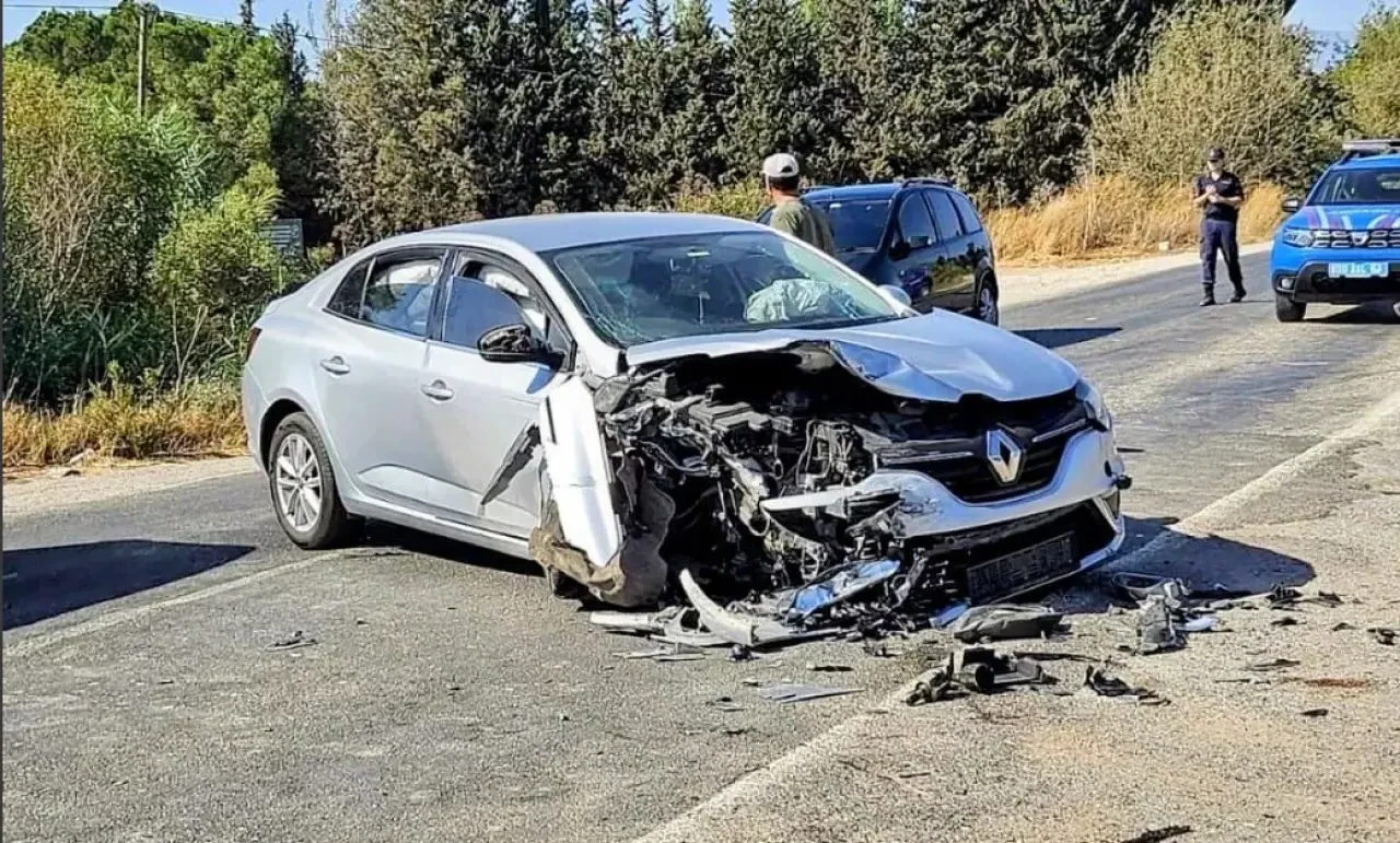 Bodrum'da Kafa Kafaya Trafik Kazası: 3 Kişi Yaralandı, 2’si Araçta Sıkıştı
