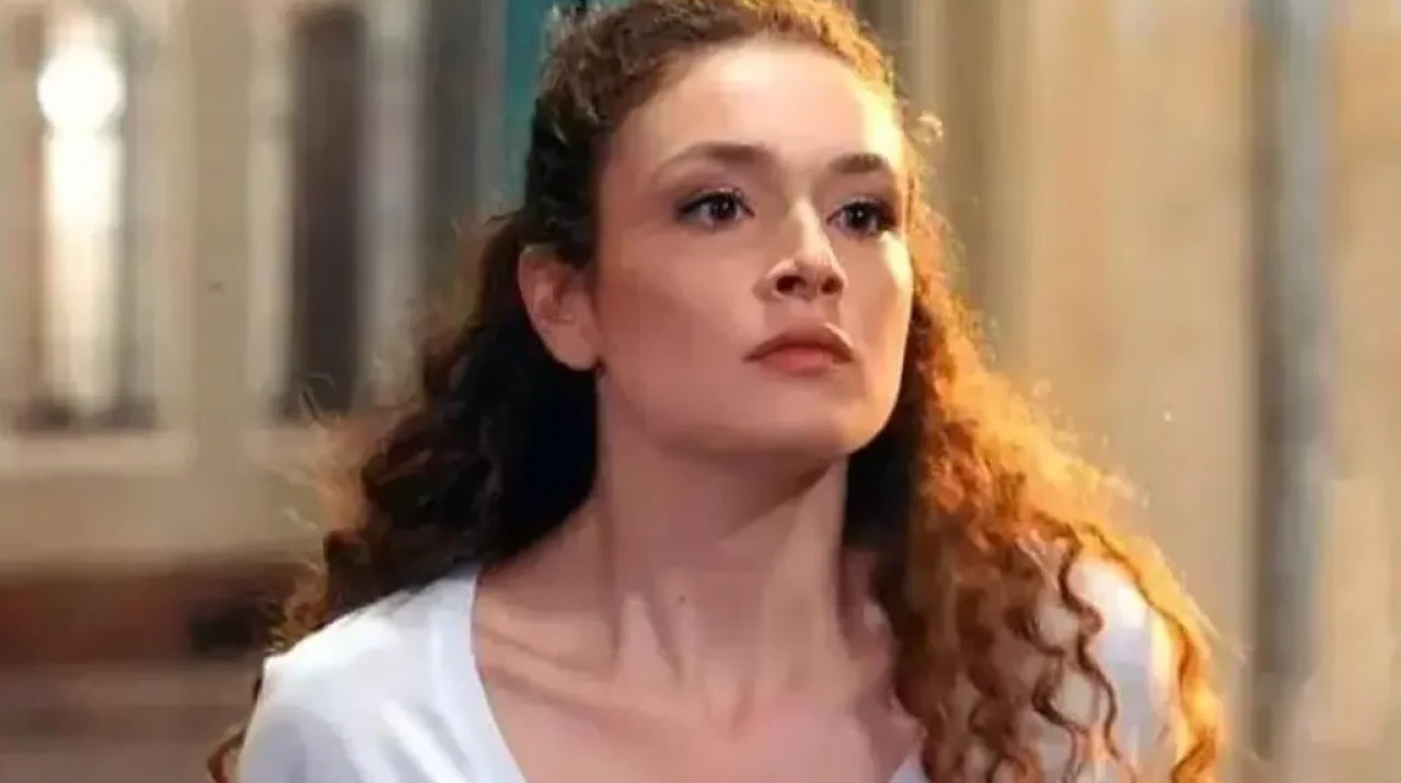 Veliaht Reyhan Kimdir? Serra Arıtürk Kaç Yaşında, Aslen Nereli, Boyu Kaç, Hangi Dizilerde ve Filmlerde Rol Aldı?