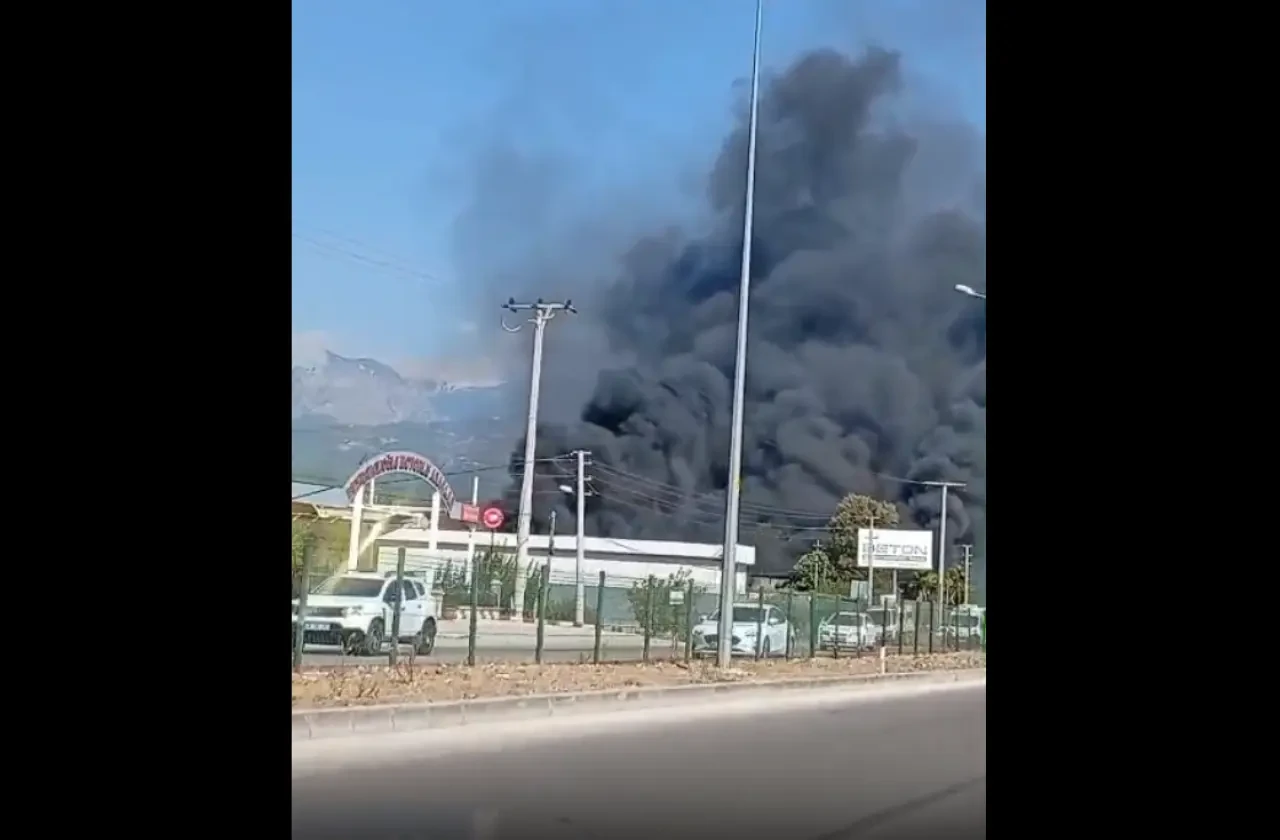 Seydikemer’de Kereste Deposunda Yangın: Helikopterli Müdahale ile Alevler Kontrol Altına Alınmaya Çalışılıyor