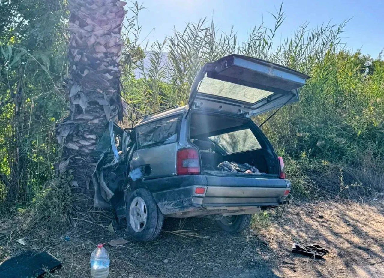 Ortaca’da Feci Kaza: Palmiye Ağacına Çarpan Otomobilde 1 Kişi Hayatını Kaybetti, 4 Yaralı
