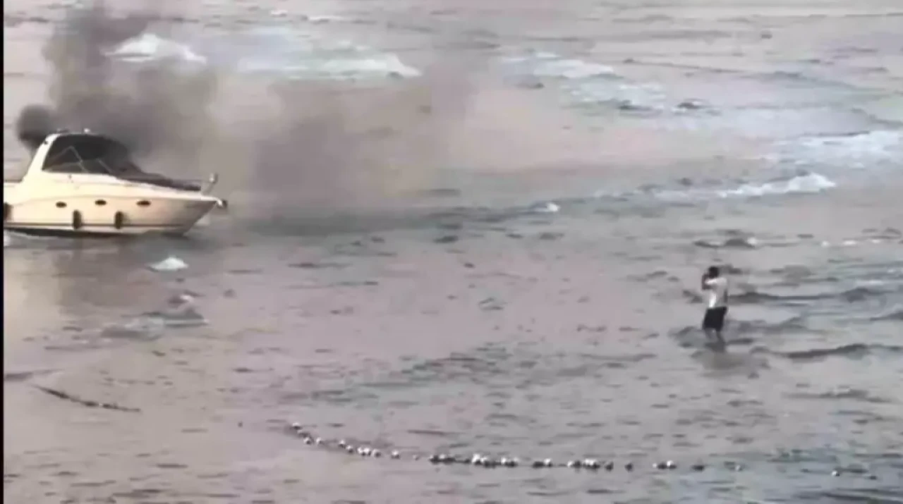 Akyaka’da Tekne Yangını: Vatandaşlar Kıyıya Sürerek Kurtuldu, Can Kaybı Yok