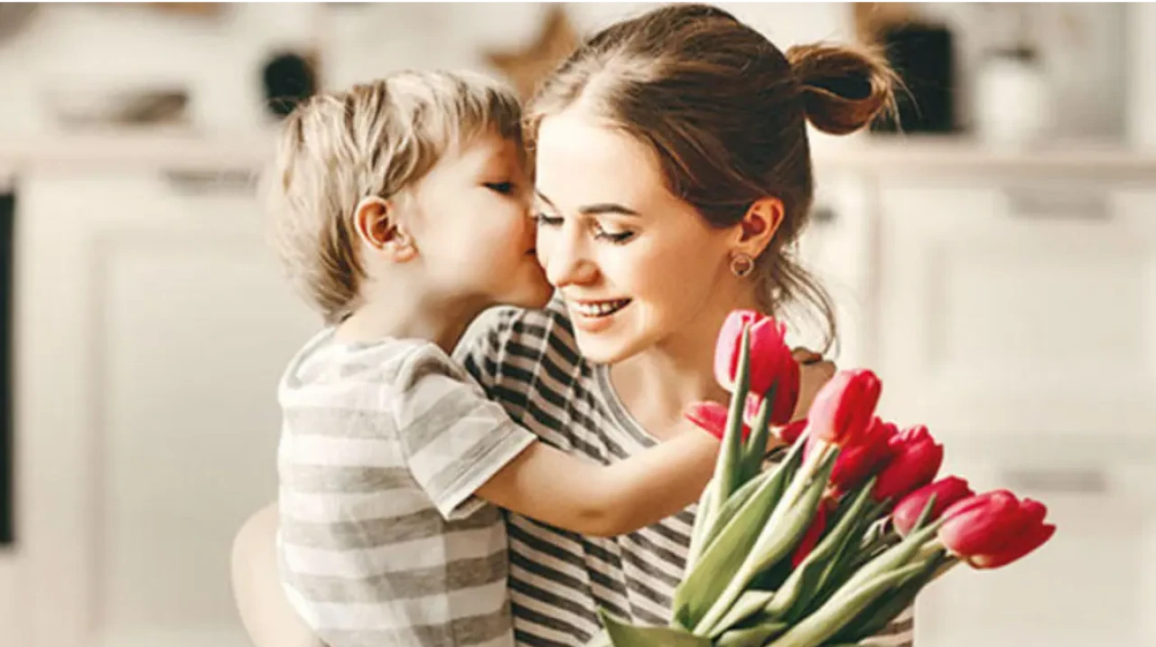 2026 Anneler Günü Ne Zaman? Hangi Güne Denk Geliyor, Resmi Tatil mi, Ne Hediye Alınır?