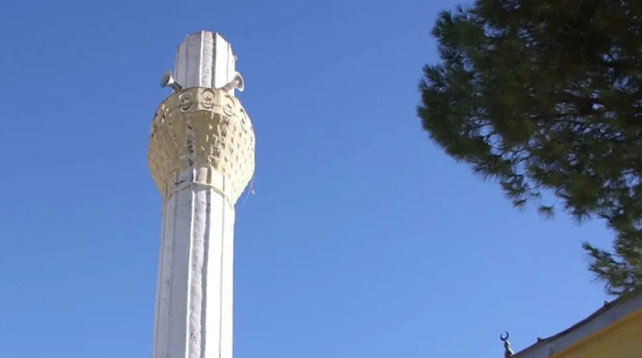 Menteşe'de Fırtına Felaketi: Alaattin Yalçın Camisi Minarenin Külahı Uçtu, Çatılar ve Ağaçlar Devrildi