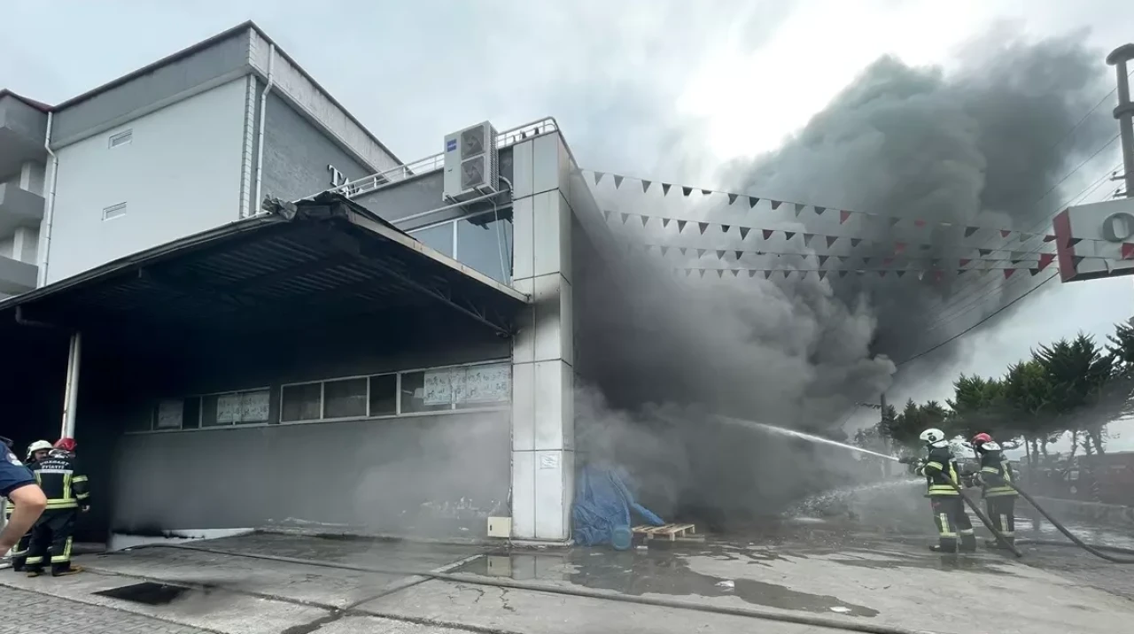 Trabzon Akçaabat’ta AVM Yangını: Hırdavat Deposu Alevlere Teslim Oldu