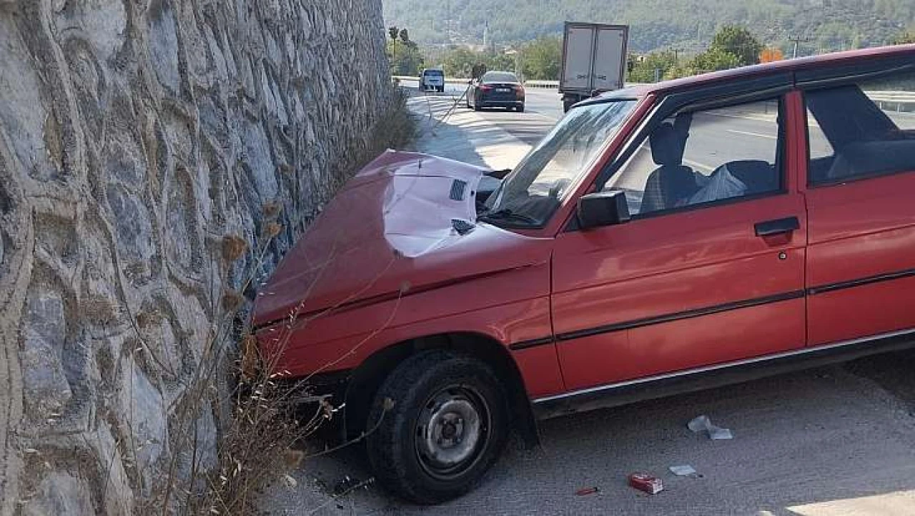 Milas Sabahlı Korucuk Yolunda Trafik Kazası: Araç İstinat Duvarına Çarptı, 2 Yaralı