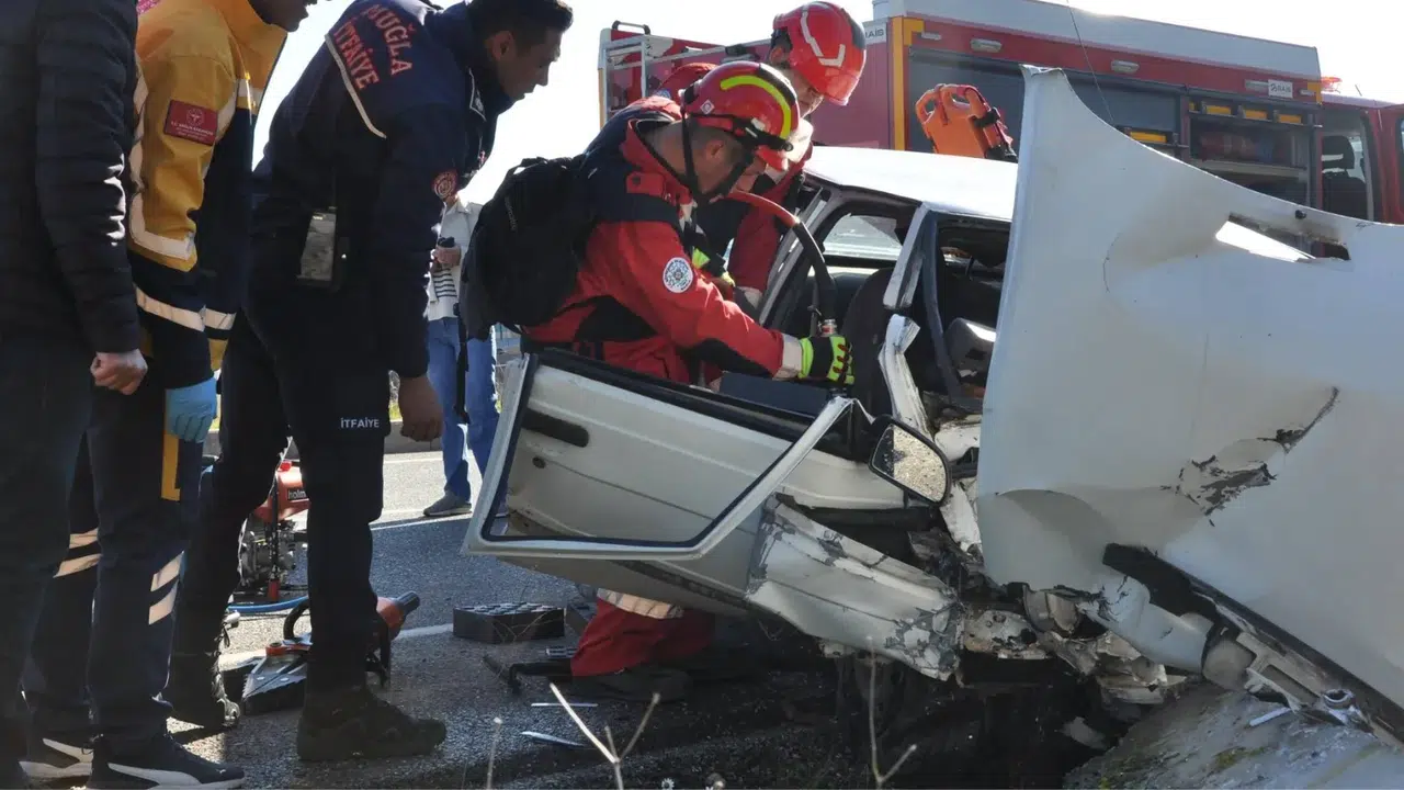 Menteşe Çevre Yolunda Feci Kaza: Levhaya Çarptı 2 Yaralı!