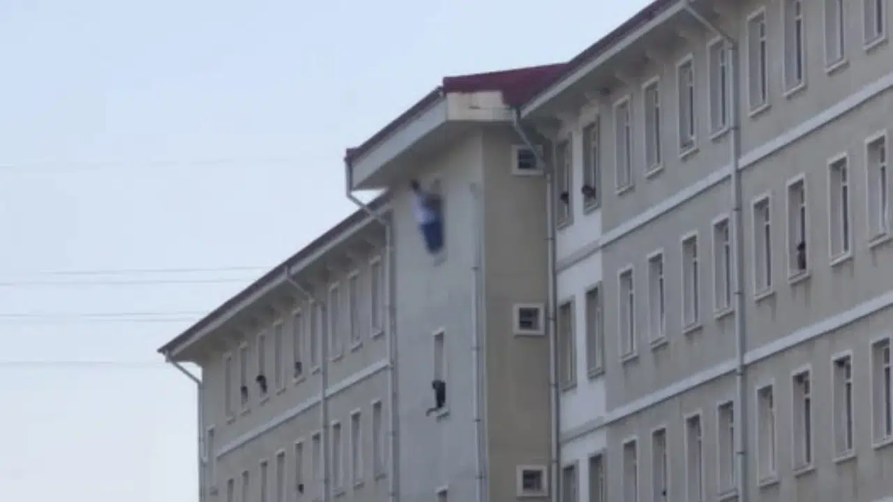 Mskü KYK Yurdunda Korku Dolu Anlar: Öğrenci Cama Çıktı!