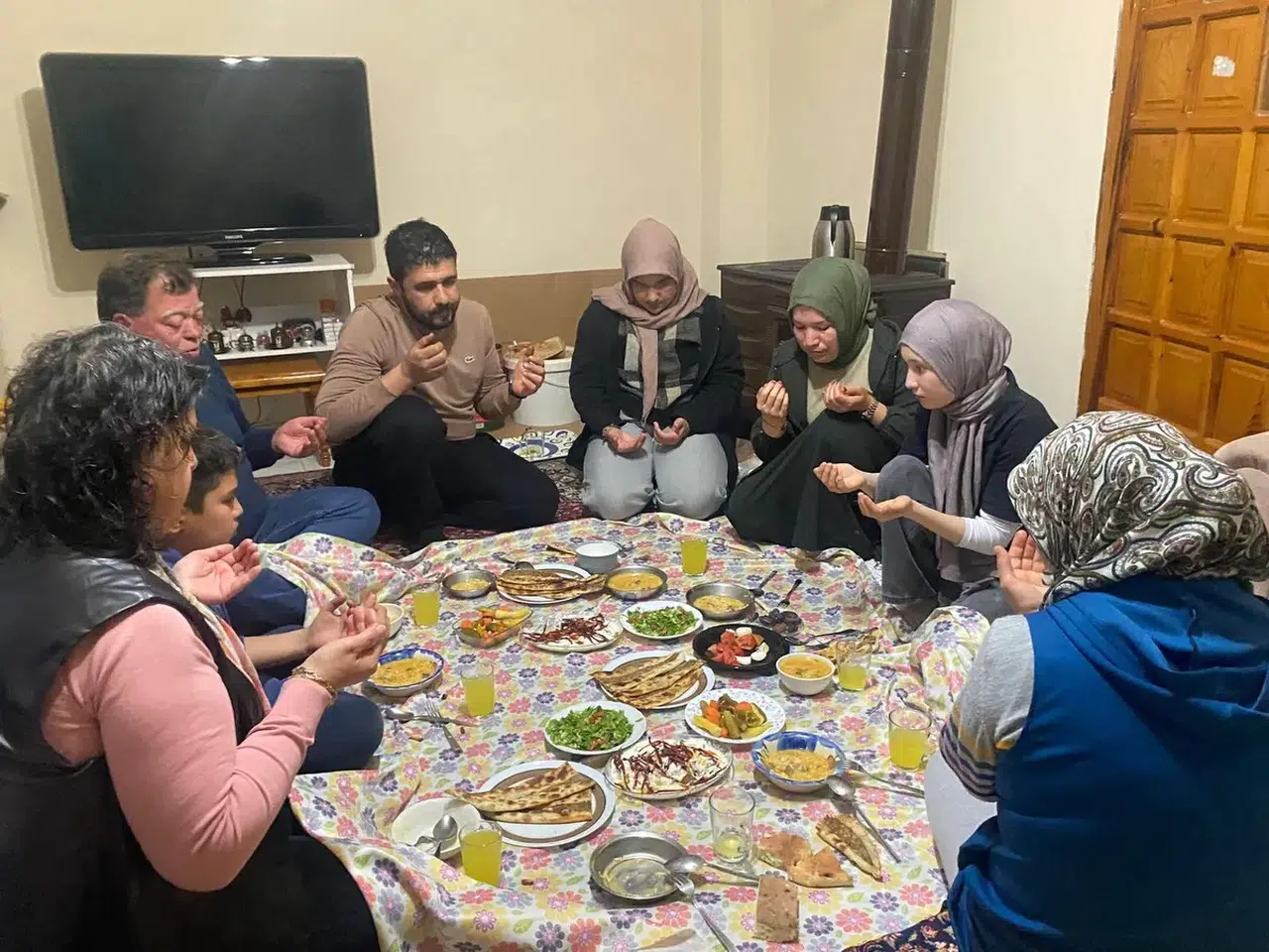 Köyceğiz’de Gönül Sofraları Zeytinalanı’nda Kuruldu: İftar Sevinci