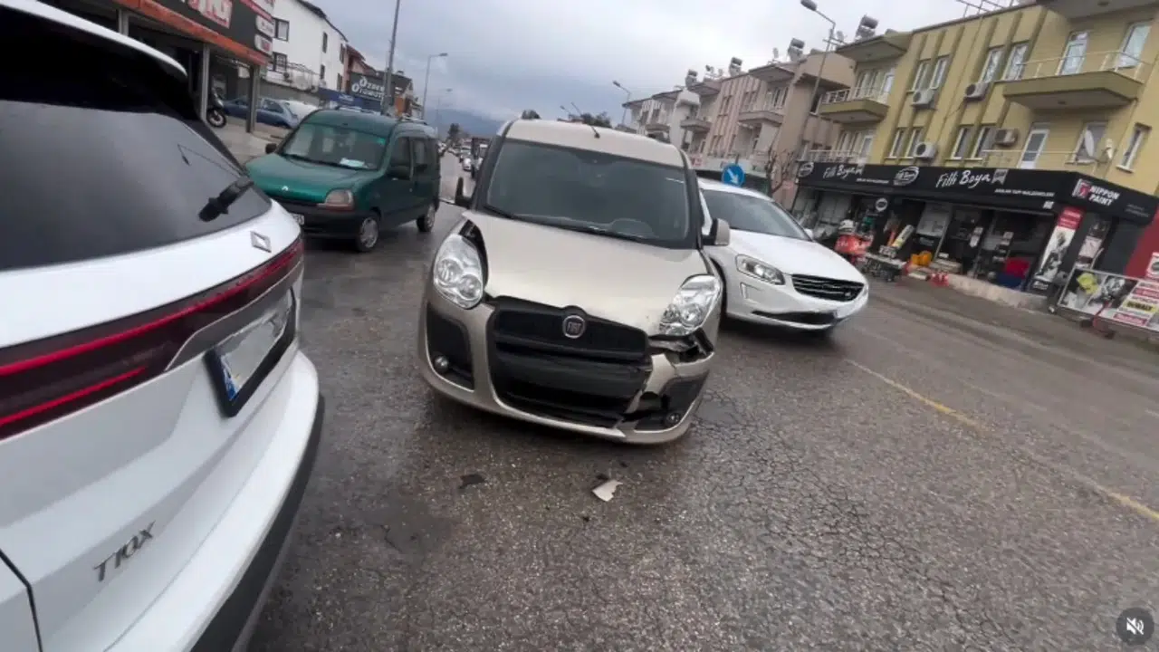 Fethiye Adnan Menderes Bulvarı’nda Kaza: Yaralı Var!