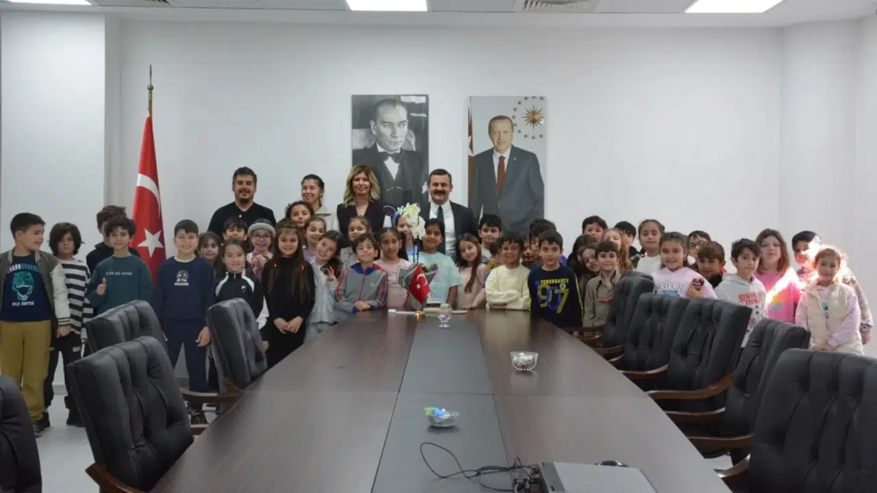 Köyceğiz Kaymakamı Mert Kumcu minik öğrencileri ağırladı