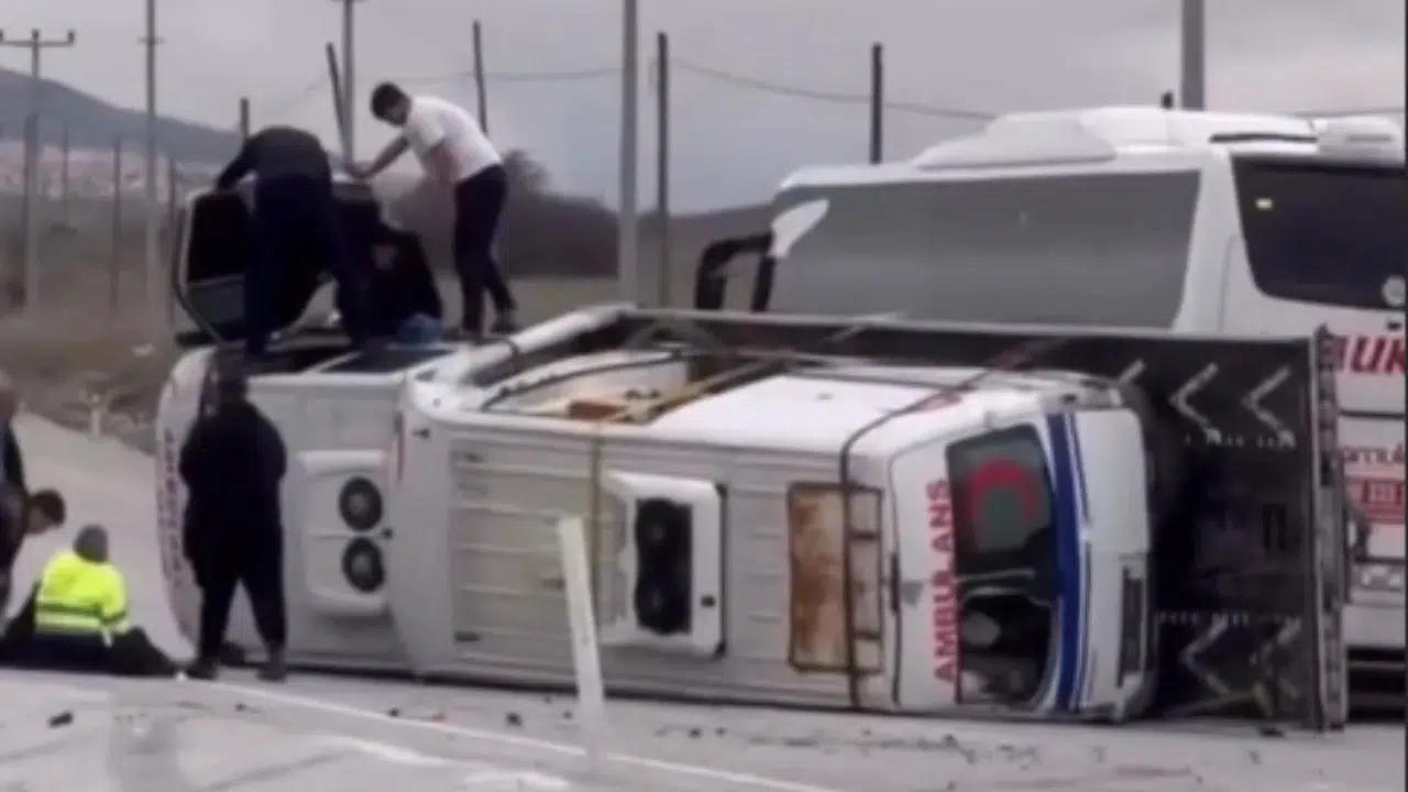 Seydikemer’de Ambulans Taşıyan Kurtarıcı Devrildi: 4 Yaralı!