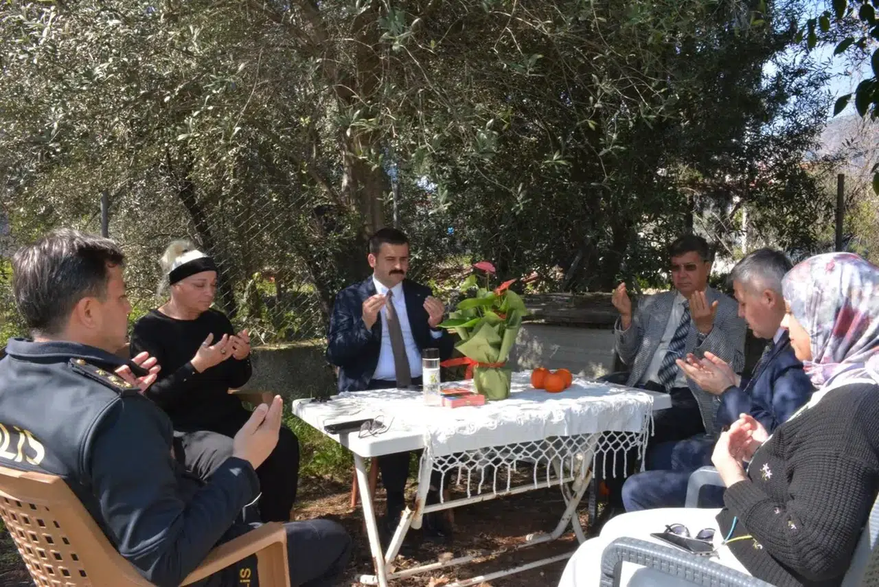 Köyceğiz Kaymakamı Mert Kumcu Şehit İskender Uçar'ın Kızıyla Buluştu