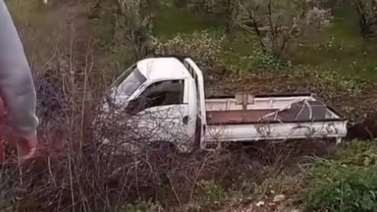 Seydikemer’de Süt Toplama Aracı Şarampole Devrildi