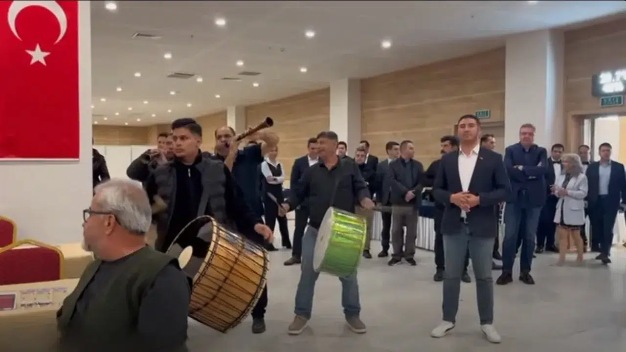 Muğla Büyükşehir’de Zam Şöleni: İşçiler Davul Zurnayla Kutladı!