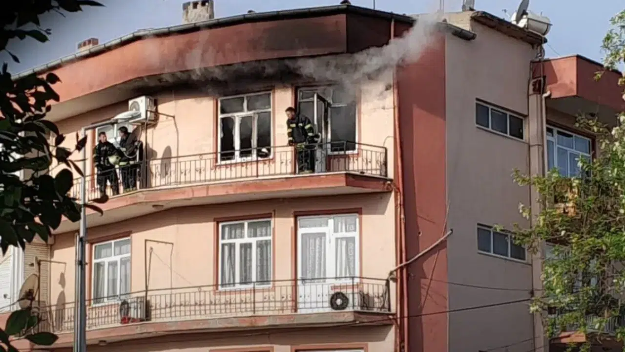 Milas Ahmet Çavuş’ta Korkutan Yangın: Alevler 3. Katı Sardı!