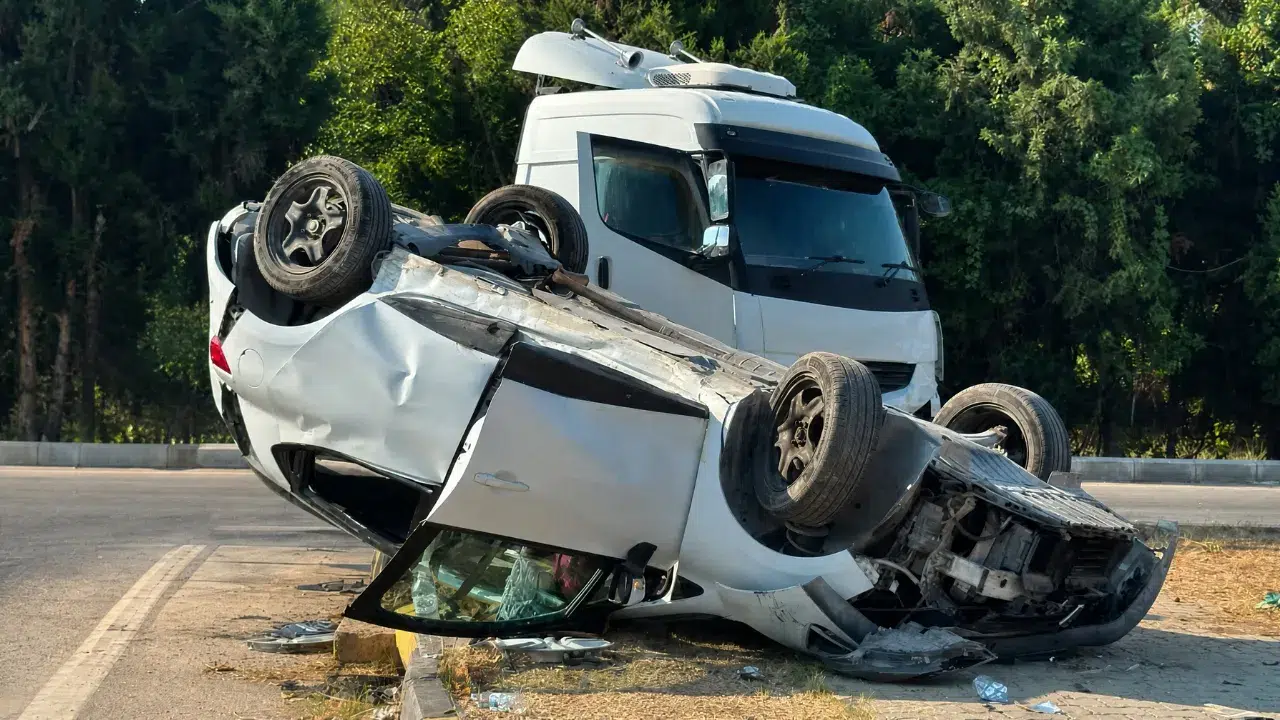 Seydikemer'de Tır ile Otomobil Çarpıştı: 4 Yaralı