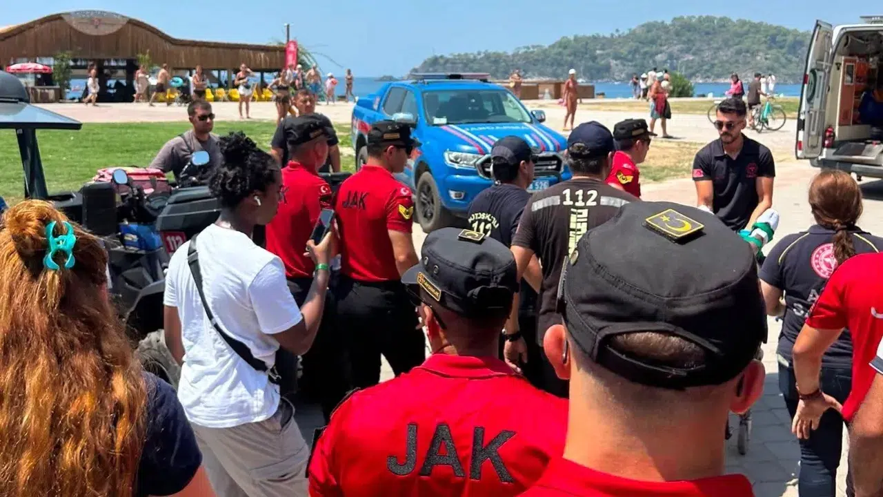 Fethiye'de Yamaç Paraşütü İş Yeri Çatısına İndi!