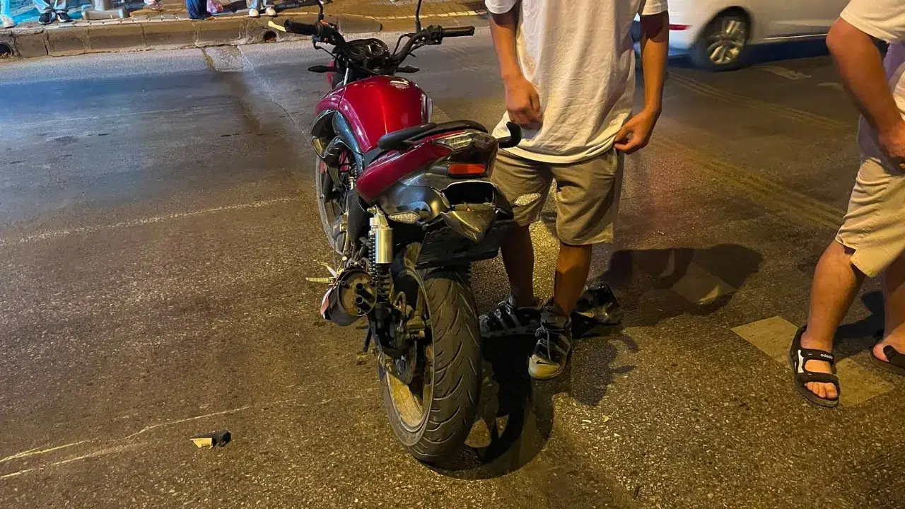 Kırmızı Işıkta Motosiklete Çarpan Sürücü Kayıplara Karıştı!