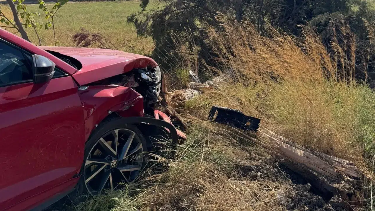 Datça'da Kaza: Otomobil Ağaca Çarptı 2 Yaralı!