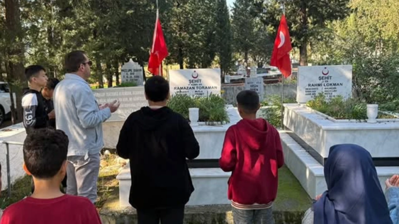 Köyceğizli Öğrencilerden Şehitlikte Anlamlı Anma Programı