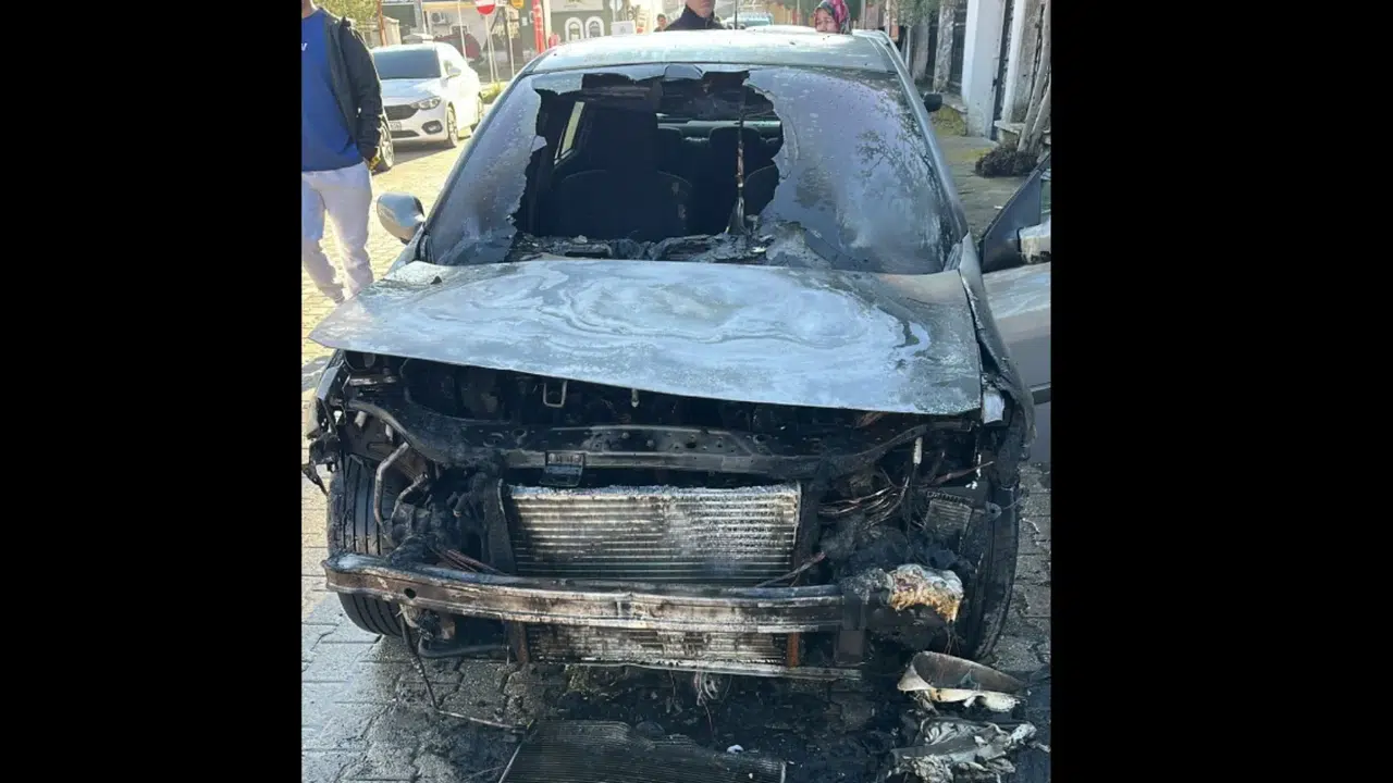 Köyceğiz Ulucami’de Korkutan Yangın: Park Halindeki Araç Yandı!