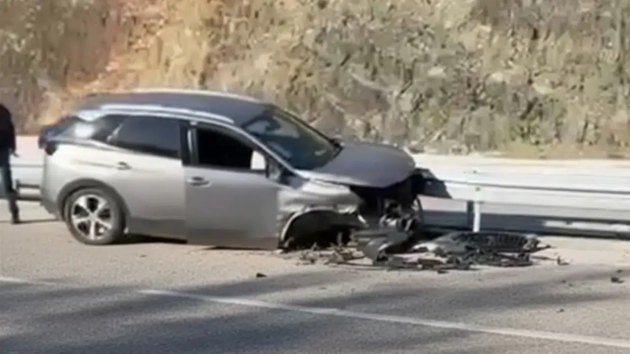 Fethiye yolunda kaza: Kontrolden çıkan araç refüje çarptı