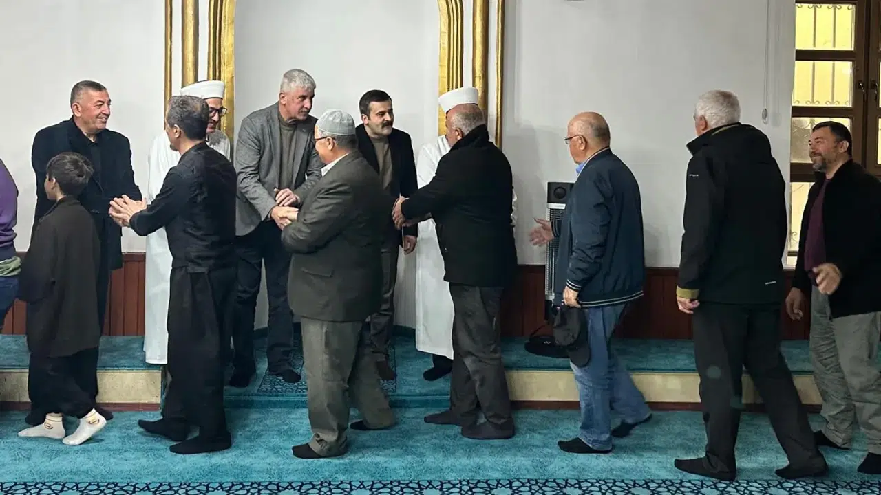 Köyceğiz Kaymakamı Mert Kumcu Bayram Namazı Sonrası Vatandaşlarla Buluştu