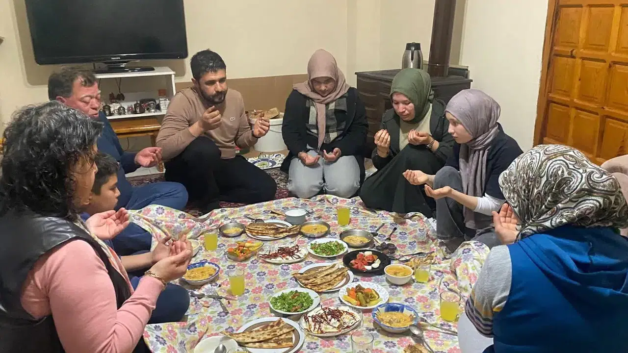 Köyceğiz’de Gönül Sofraları Zeytinalanı’nda Kuruldu: İftar Sevinci