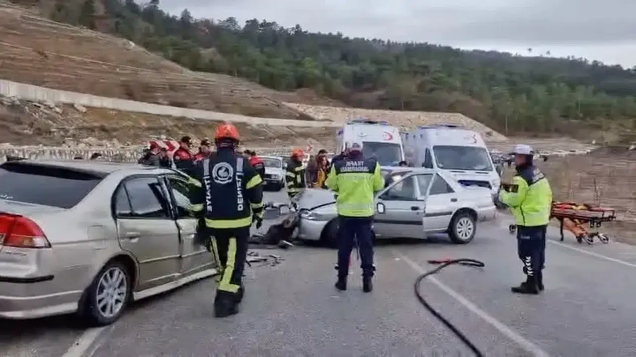 Bayramın İlk Gününde Feci Kaza: Araçta Sıkışan Yaralıyı Ekipler Kurtardı!
