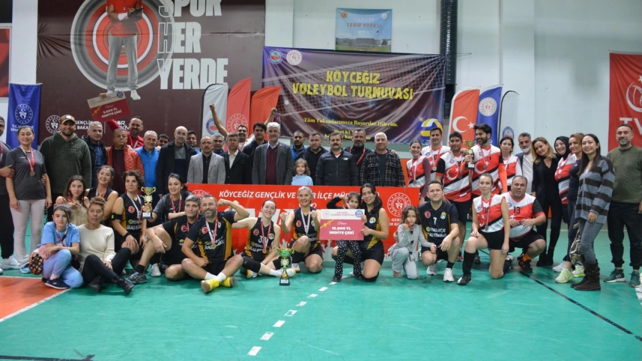 Köyceğiz Voleybol Turnuvası’nda Kaymakamlık ve Belediye İlk İki Sırayı Aldı