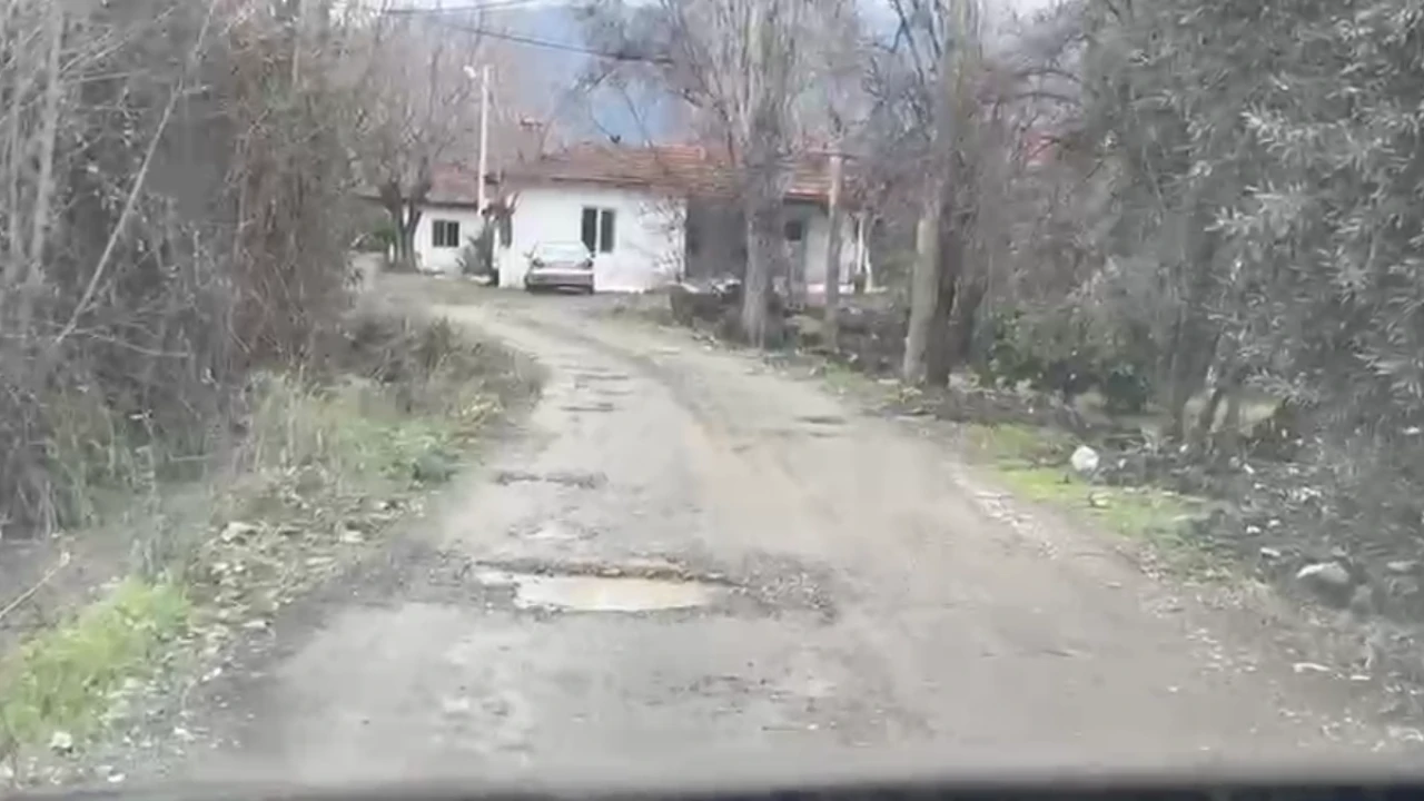 Köyceğiz Beyobası'nda yol çilesi: 100 kişi çamur esareti yaşıyor!