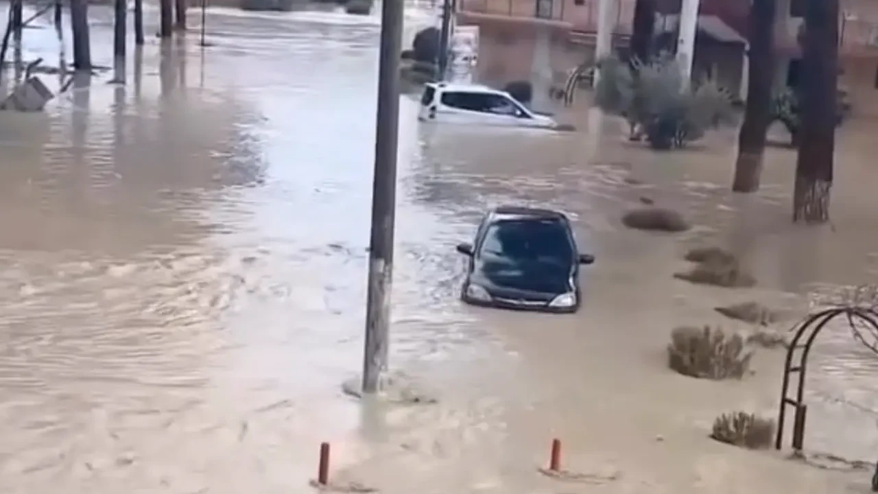 Kuşadası’nda Sel Felaketi: Araçlar Sürüklendi, Ev ve İş Yerlerini Su Bastı