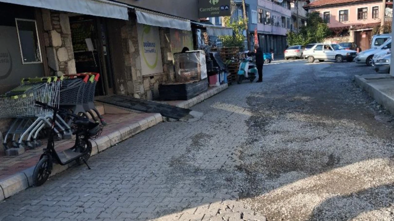 Köyceğiz Gülpınar'da yol ayıbı! Aydınalay Sokak aylardır parke taşı bekliyor