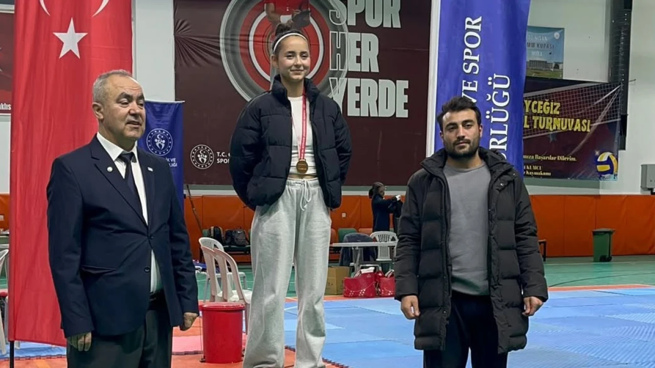 Köyceğiz’in gururu Ceylin: Ringde rakip tanımadı, çifte şampiyonlukla döndü!