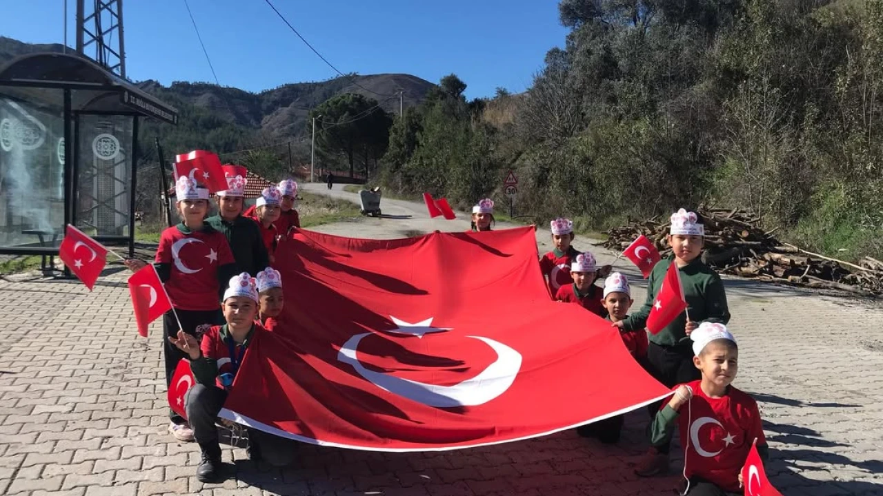 Köyceğiz'de En Derin Gurur: 14 Minik Yürek Köyü Bayrağa Boyadı